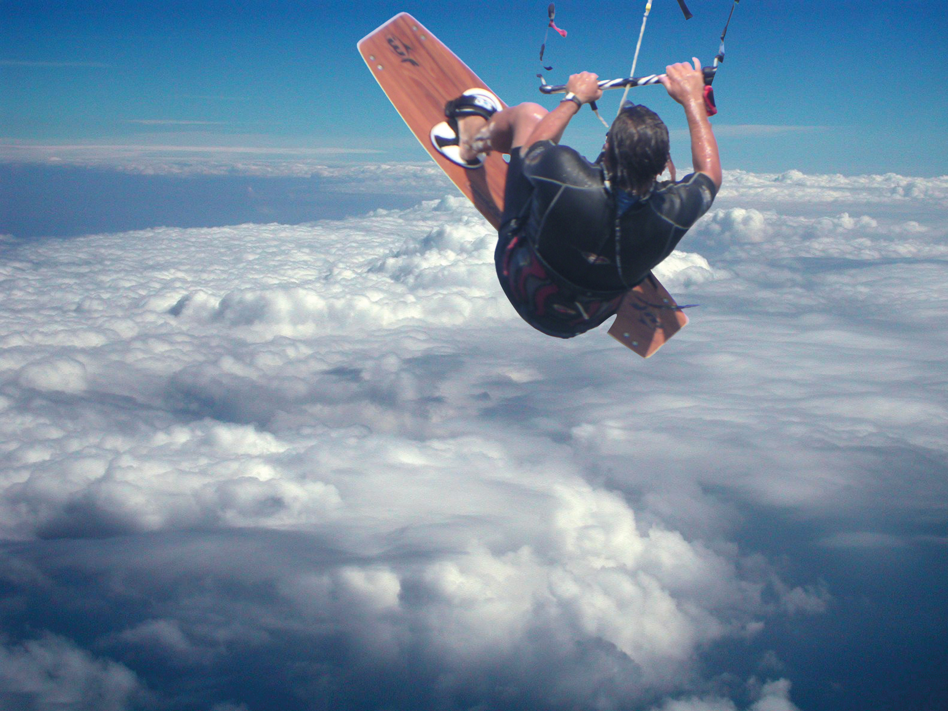 Du kite-surf sur une mer de nuages
